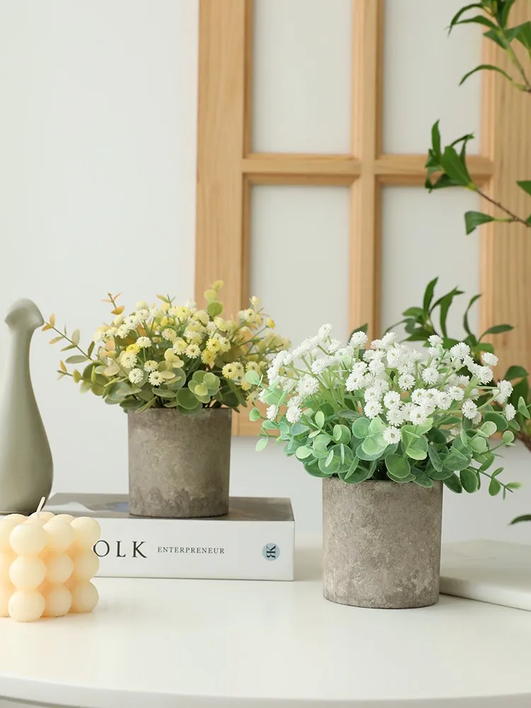 リビングに植物を置くなら、ミニ造花アレンジメントが本当の「おしゃれ」を生む理由は？