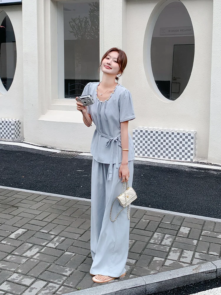 10月23度に着る服装は？浅い青のレーストップスが解決する夏のスタイル悩み