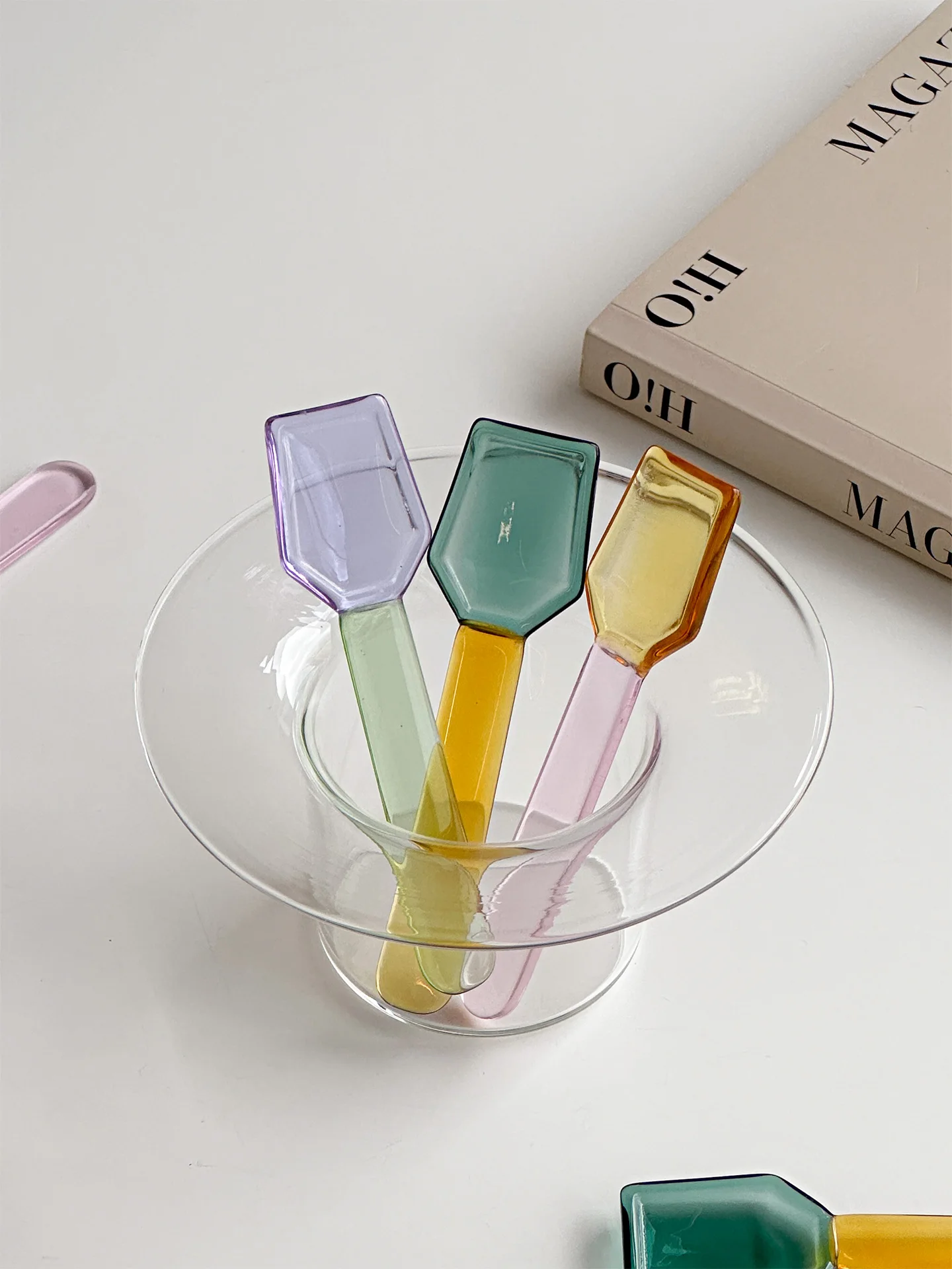カラフルな耐熱ガラス製スプーン：デザートやアイスクリームに最適な使い分けと実際の使用シーン