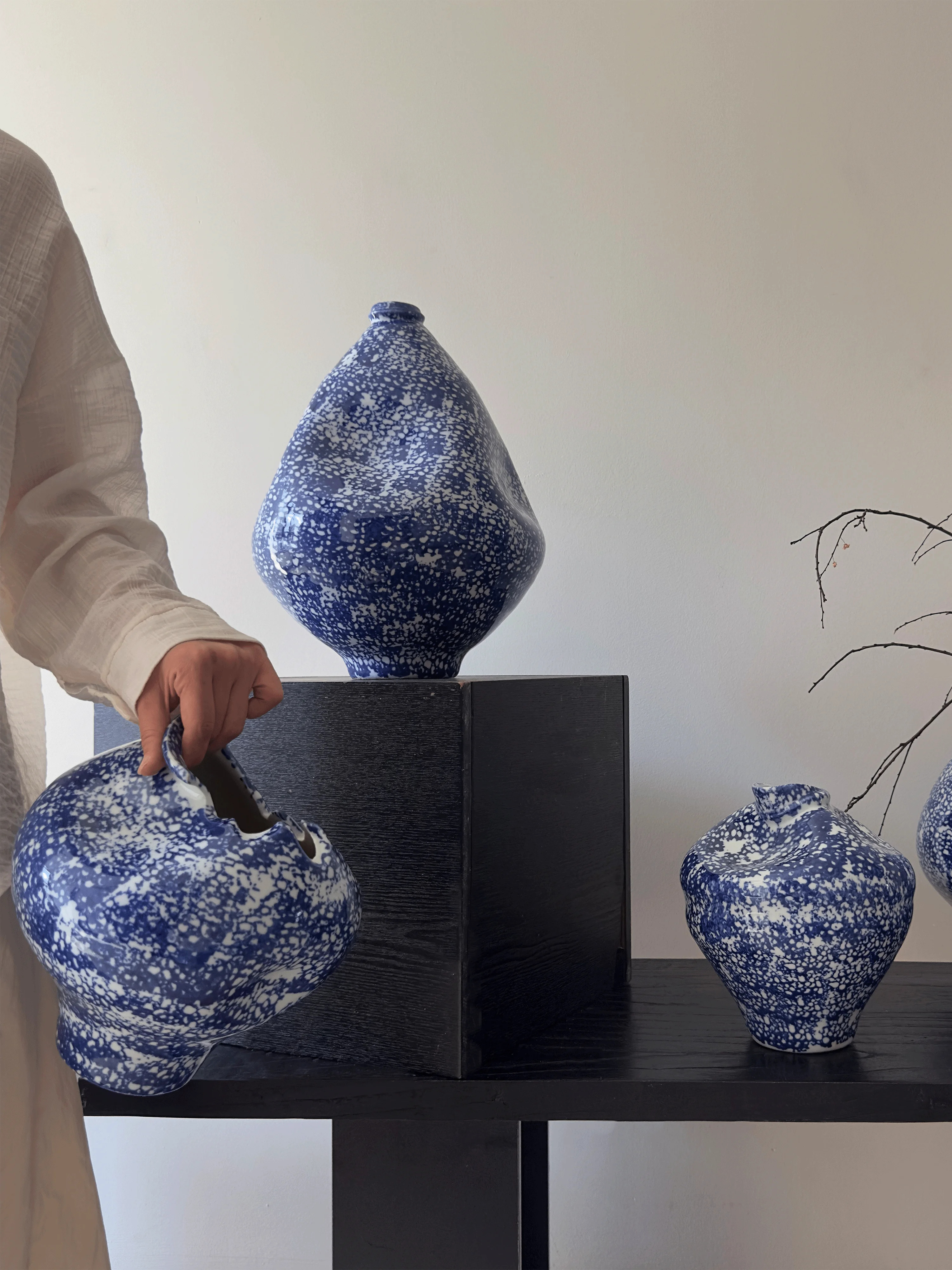 二輪挿し 花瓶 をどう選ぶ？侘寂風の陶器花瓶がもたらす、心の静けさとは