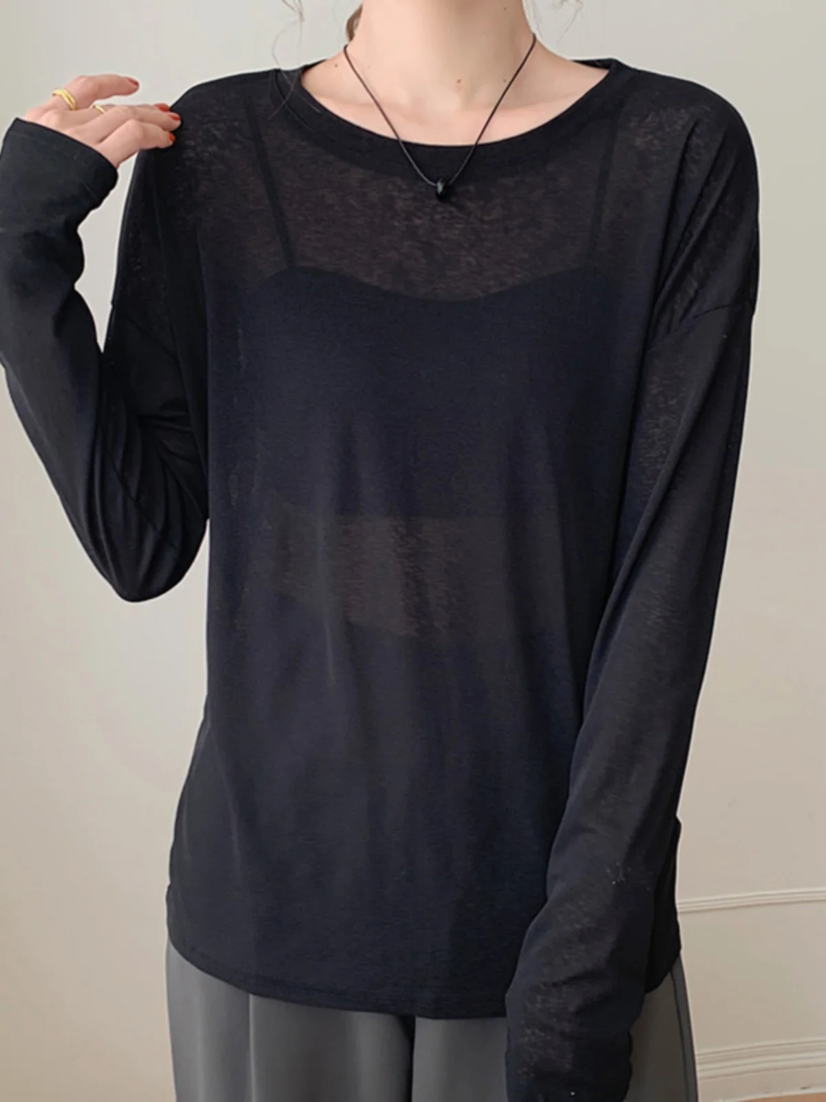黒い服で日焼けを防ぐための実用的なシャツ選定：黒のラウンドネック長袖日焼け防止シャ ツ
