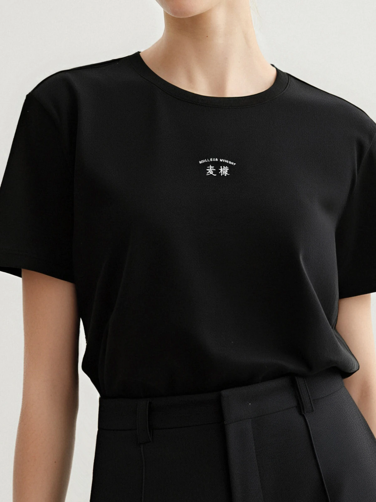 tシャツ アウトレット で失敗しない選び方は？通勤風のシンプルな1着が解決する