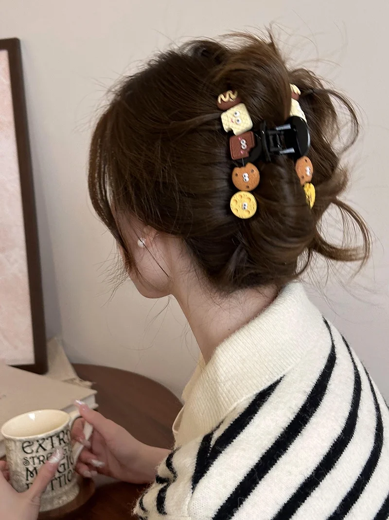かわいいクッキー型カチューシャ：女性向けカジュアルデザインの実用性と着こなしの幅