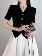 シンプルで洗練されたデザイン！黒のVネック半袖ブラウス【フィット感・カジュアル・夏用】