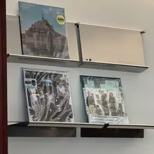 中古ステンレススチール製ラック【壁掛け・雑誌棚・多用途・金属製ディスプレイ】