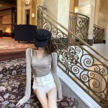 シンプルな長袖VネックTシャツ【女性用・スリムフィット・無地】