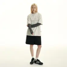 ラインロゴデザインの基本半袖Tシャツ【男女兼用・アメリカンスタイル・フィット】