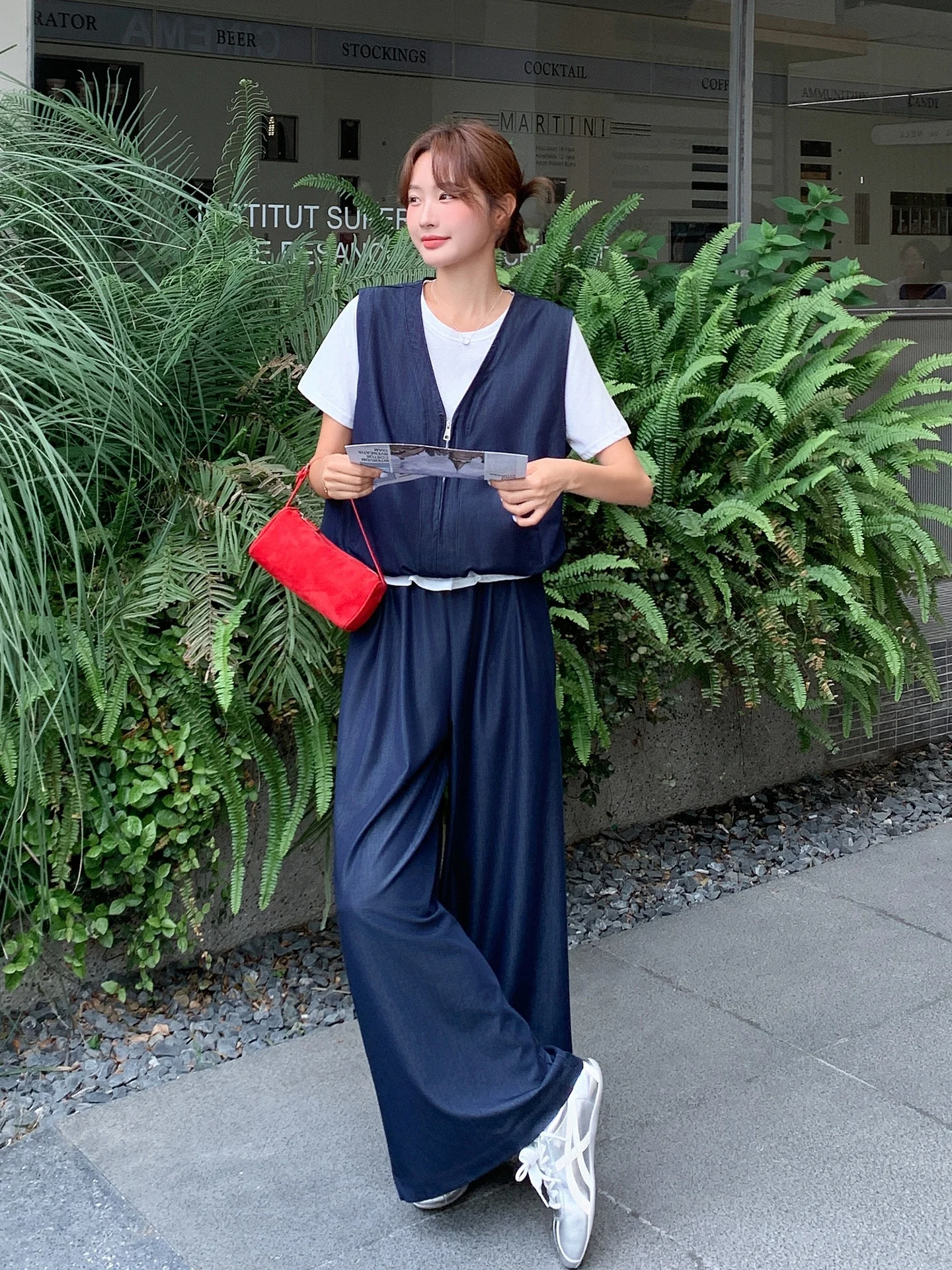 夏用カジュアルつなぎ風カラーコンビTシャツとワイドパンツ：20代女性の日常ファッションに最適な2026年夏季アイテム