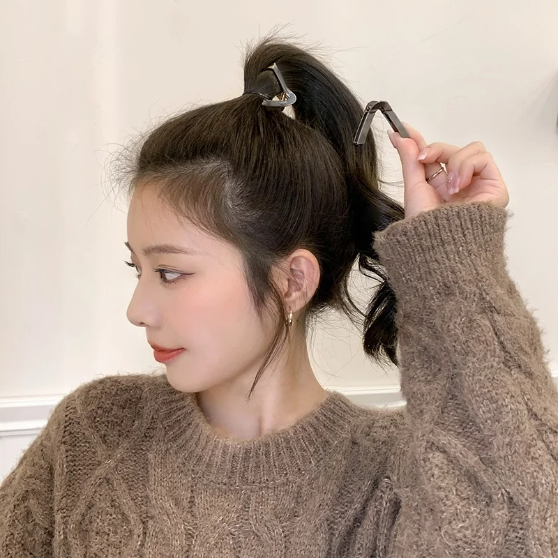 サイドポニーテールの定番ヘアクリップ：春に最適なV字型金属クリップの実用性解析