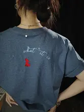 花柄刺繍デザインのヴィンテージ風デニムブルーTシャツ