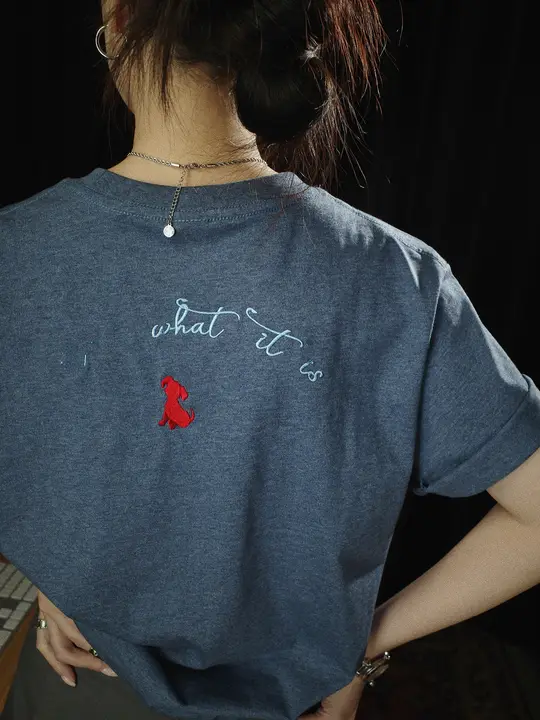 花柄刺繍デザインのヴィンテージ風デニムブルーTシャツ