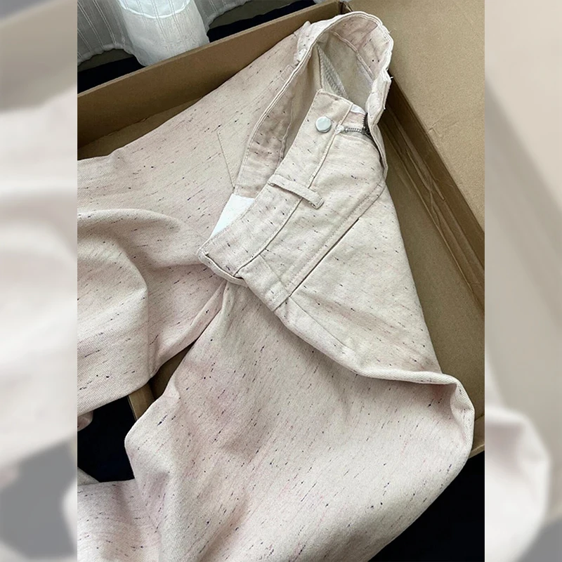 流行のピンク花柄刺繍デニムパンツ：レディース夏用のストレートシルエットが提供する実用性とデザインバランス