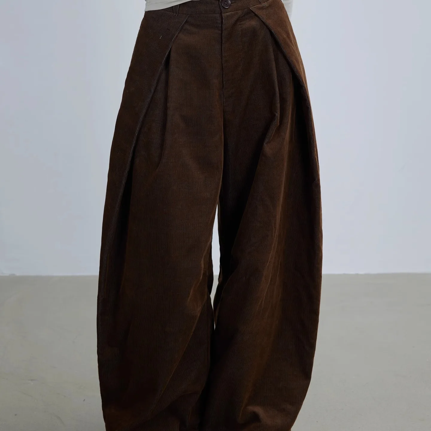 大人可愛い服 40代コーデ 完全ガイド｜鉄さび色パンツとウォッシュTのバランス術