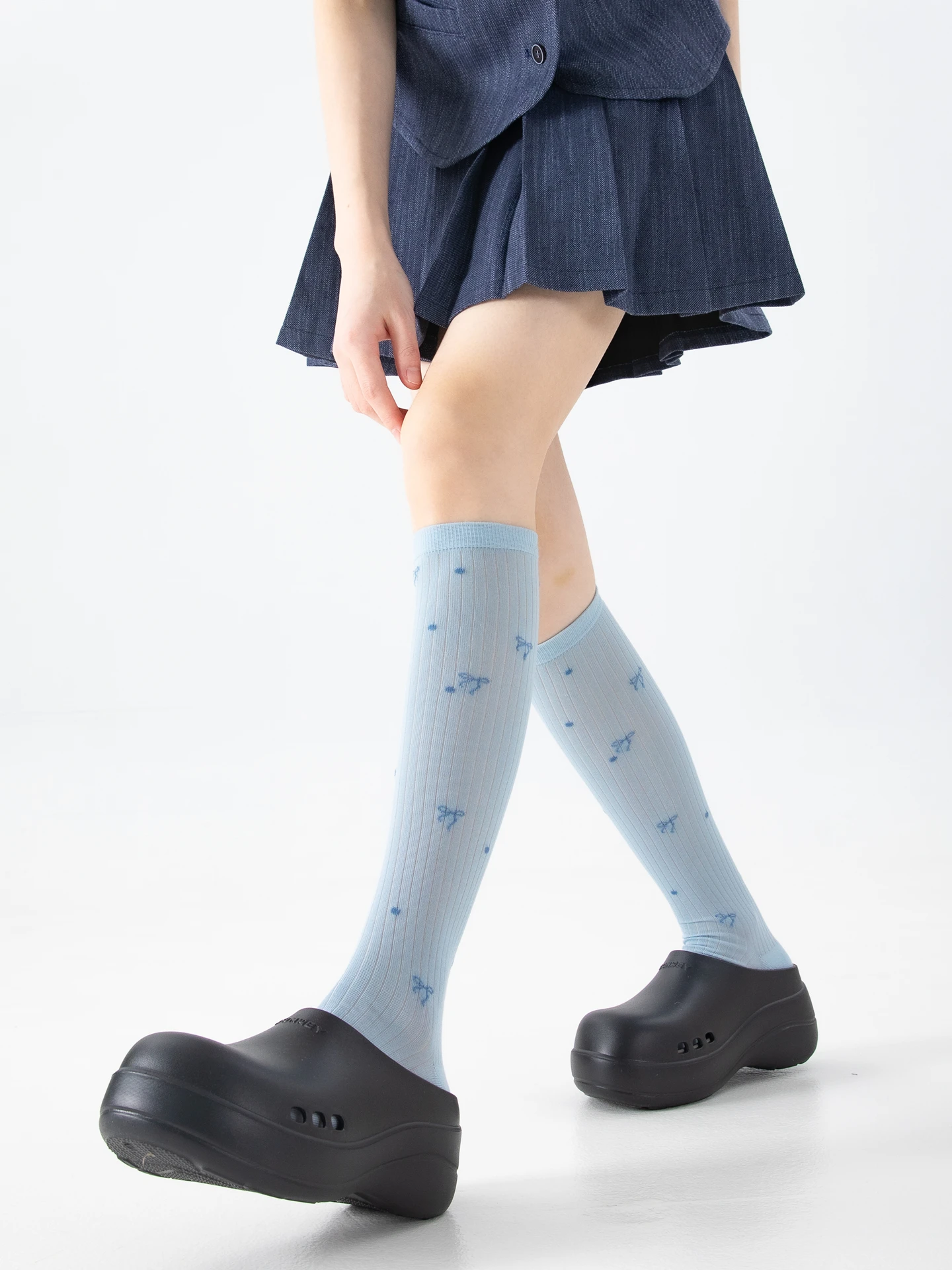 蝶結びレッグソックスで春のスタイルをどう整える？