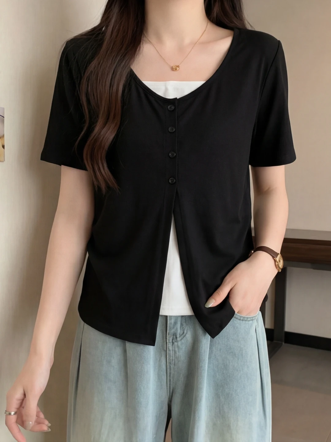 tシャツ 重ね着 レディース どうやって着る？通勤から夏の日常まで、上品で若々しい着こなしを実現する秘訣