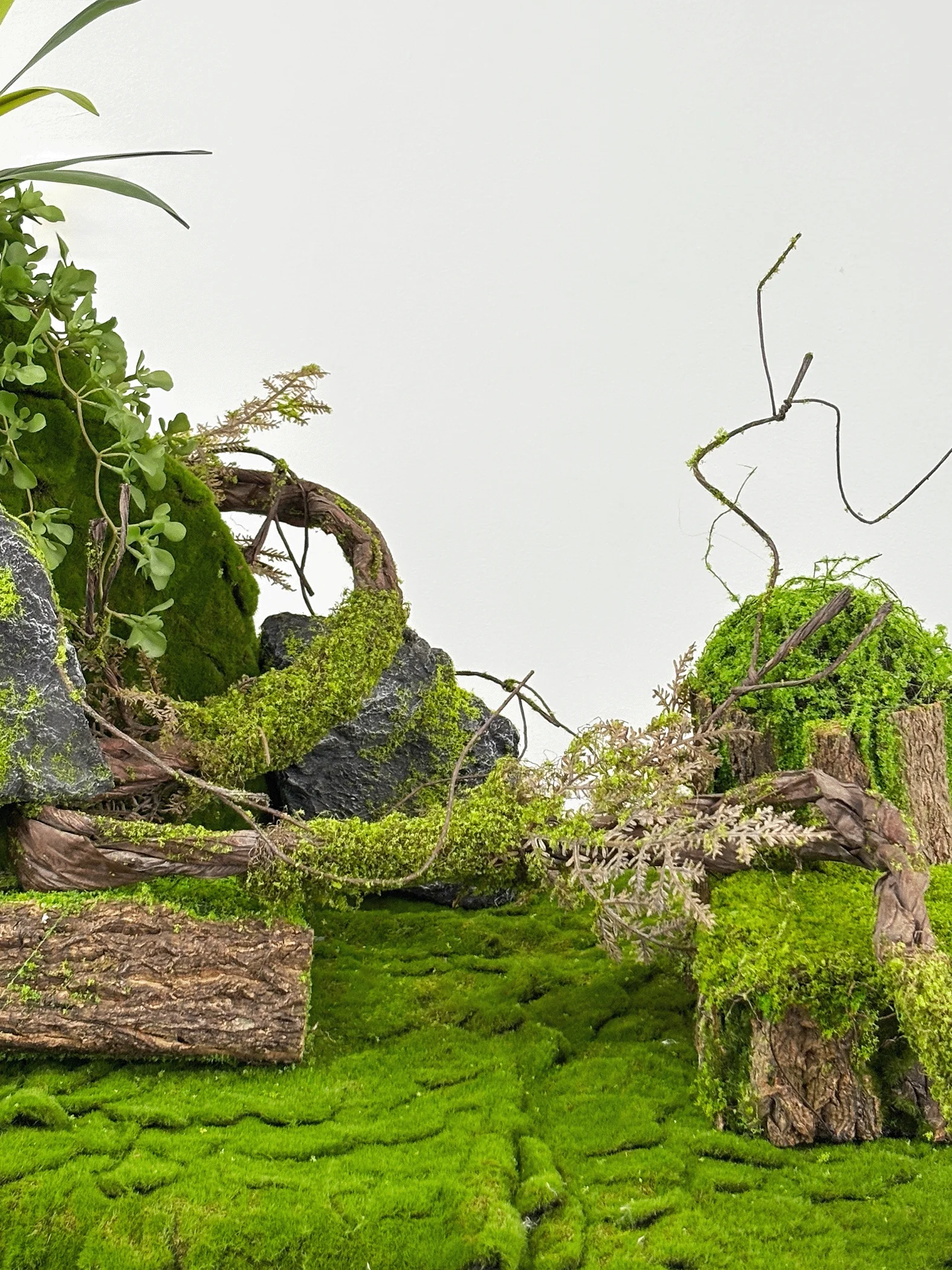 苔と樹皮の花器：北欧風クリエイティブDIYでフェアリーガーデンを実現