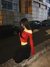 赤のオフショルダー長袖Tシャツ【デザイン性・フィット感・秋用】