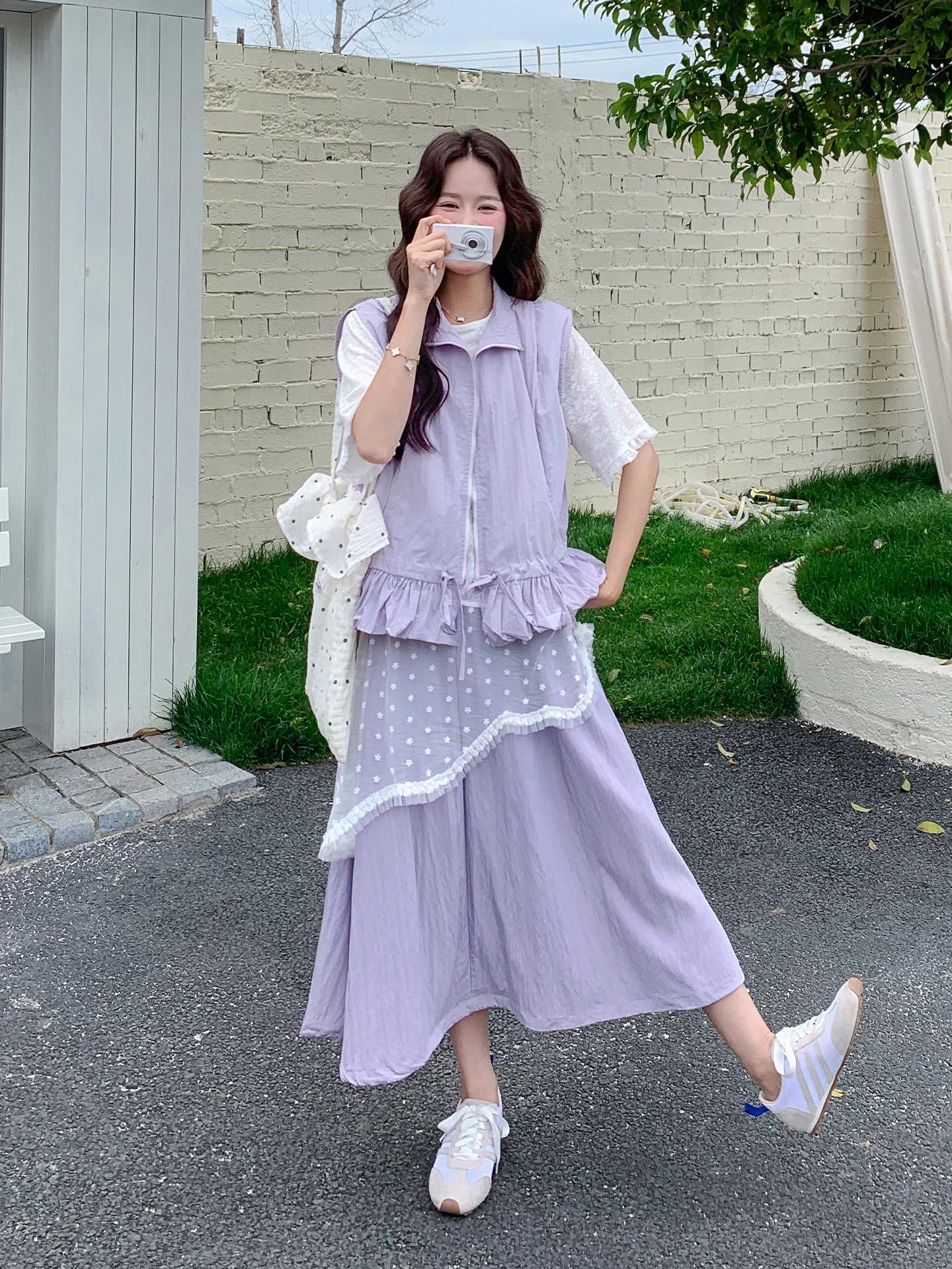 30代の女子会コーデで迷うなら、この紫色の花柄レース工装ベスト＆スカートが救う！