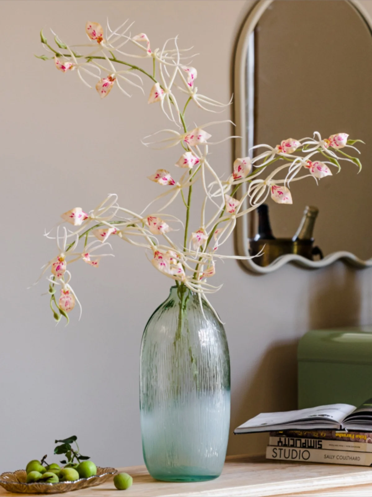 千鳥蘭をどう選ぶ？庭に植えるハエトリグサと比べて、造花の魅力はどこにあるのか