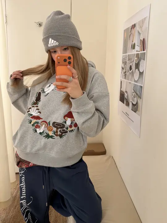 きのこ刺繍のフード付きスウェットシャツ【ユニセックス・アメリカンスタイル・ゆったりシルエット】