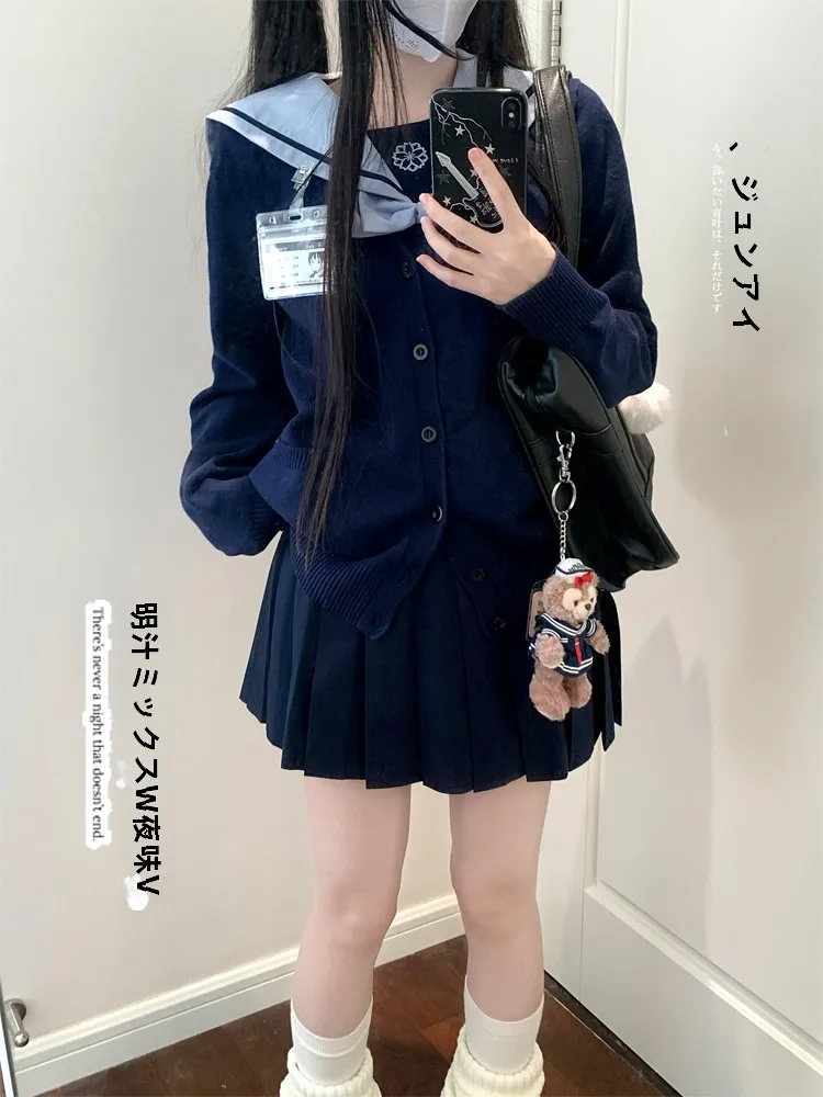 25度の日に高校生が着る服は？日系水色セーラー服が通学と遊びで活躍する理由