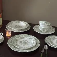 フランス風デザインの陶器製花柄プレ ート【浮彫りエッジ・グリーンローズ・カフェカップ・デザート皿】（セットアップ対応）
