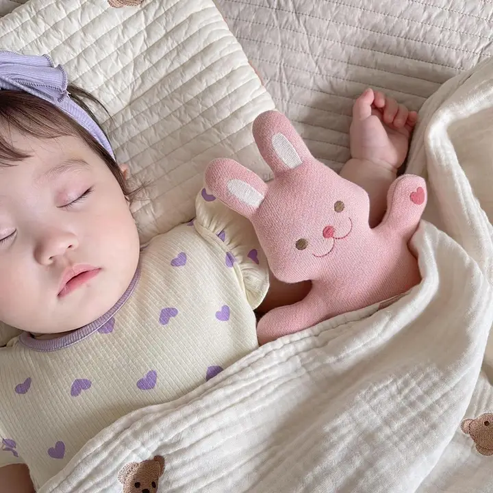 笑顔のウサギのぬいぐるみ【赤ちゃんのお供・安心感を与えるおもちゃ・撮影小道具】