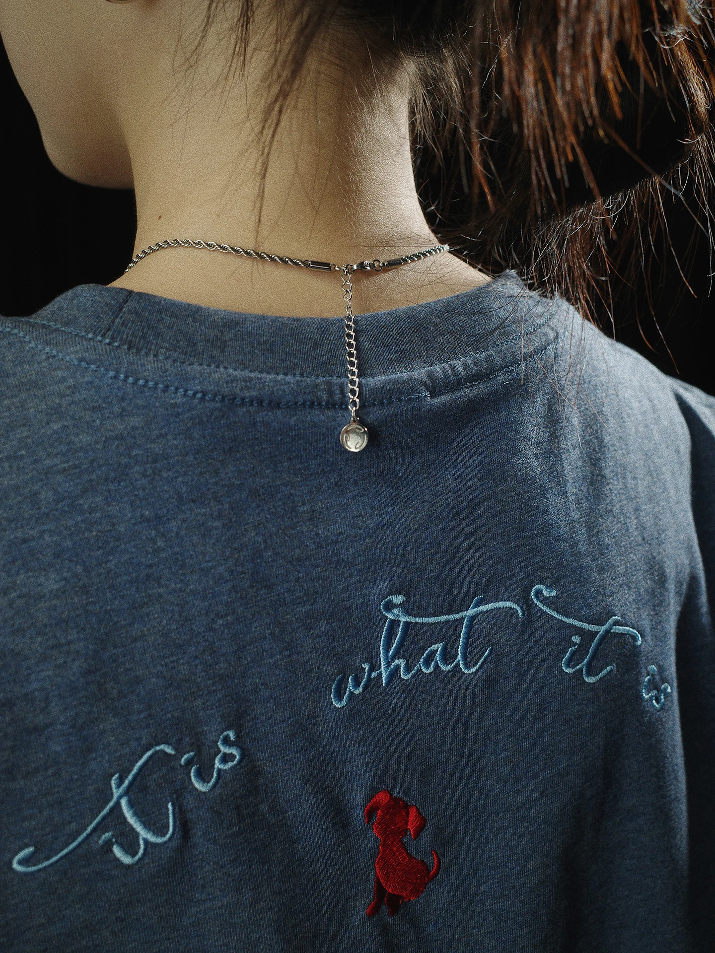 花柄刺繍デザインのヴィンテージ風デニムブルーTシャツ：刺繍のデザイン例と実用性を解説