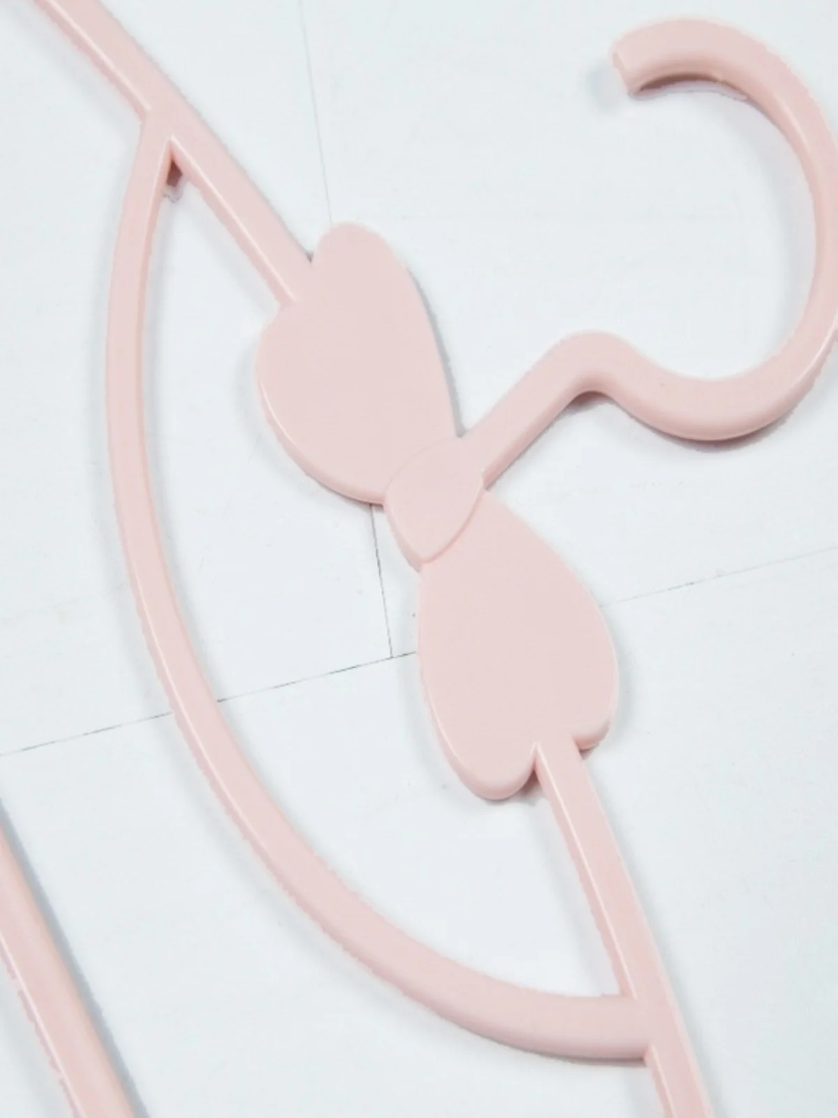 赤ちゃん用ミニ衣類ハンガー：無痕リボンデザインで衣替え収納を効率化