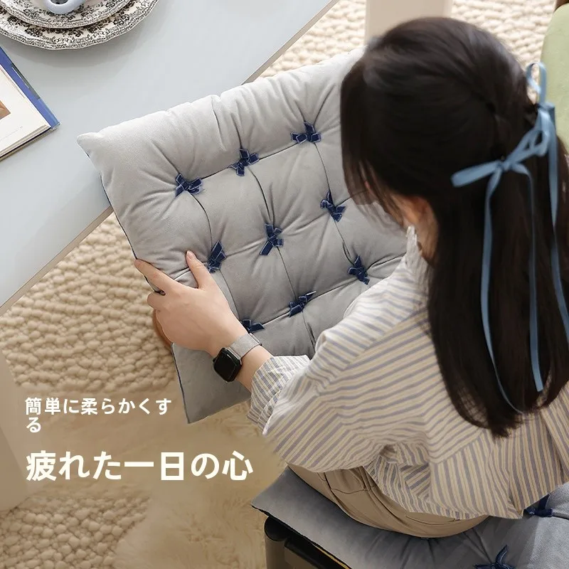 毛足の長い厚手クッション座椅子：北欧風のオフィス・ダイニングで疲れない座り心地