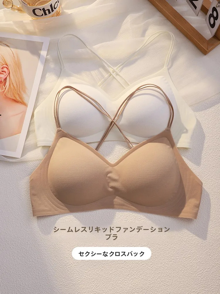 小胸プッシュアップブラ：細いストラップで美背を実現する薄型デザイン