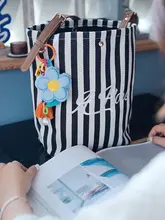 高級感のある手作りソフトブルー笑顔フラワータッセルチャーム