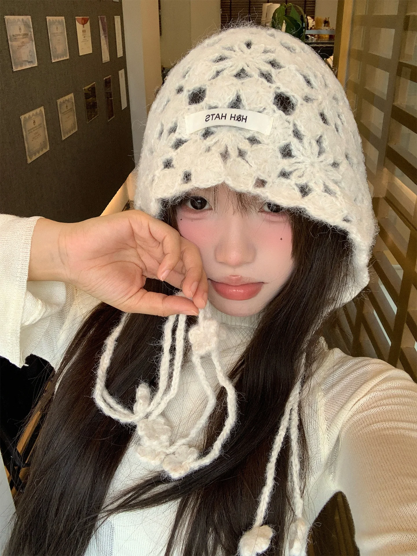 波西米亚風のニット帽をどう選ぶ？透かし編みとフリンジがもたらす、春から秋にかけてのファッションの転換点とは