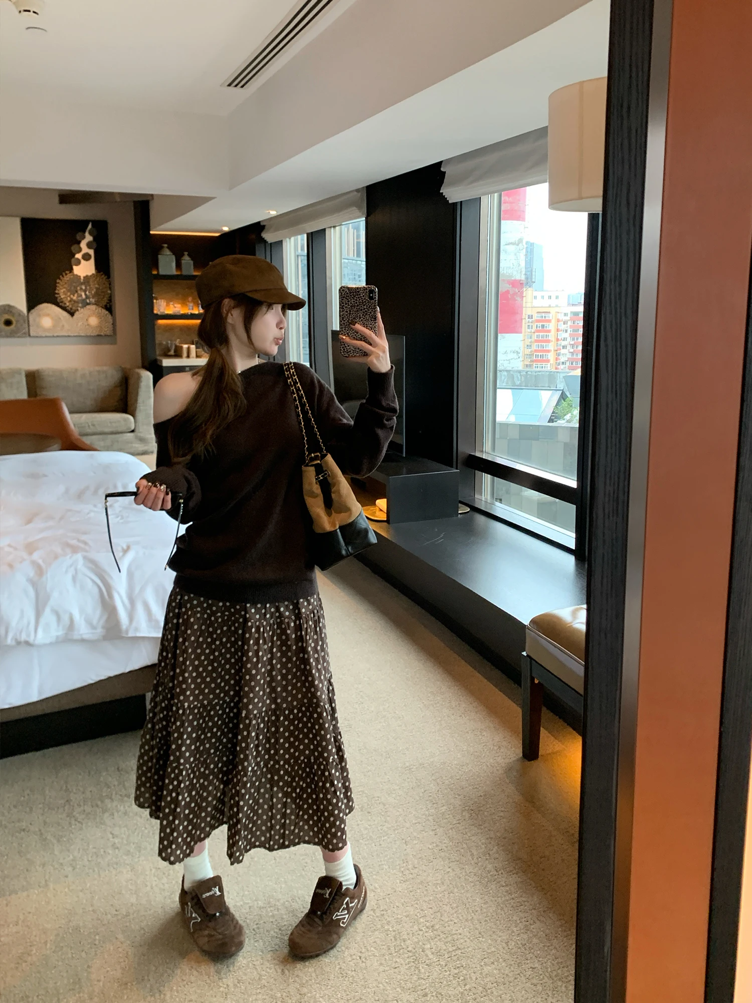 ドット柄のマーメイドスカートは、本当に「少女感」を引き出すのか？