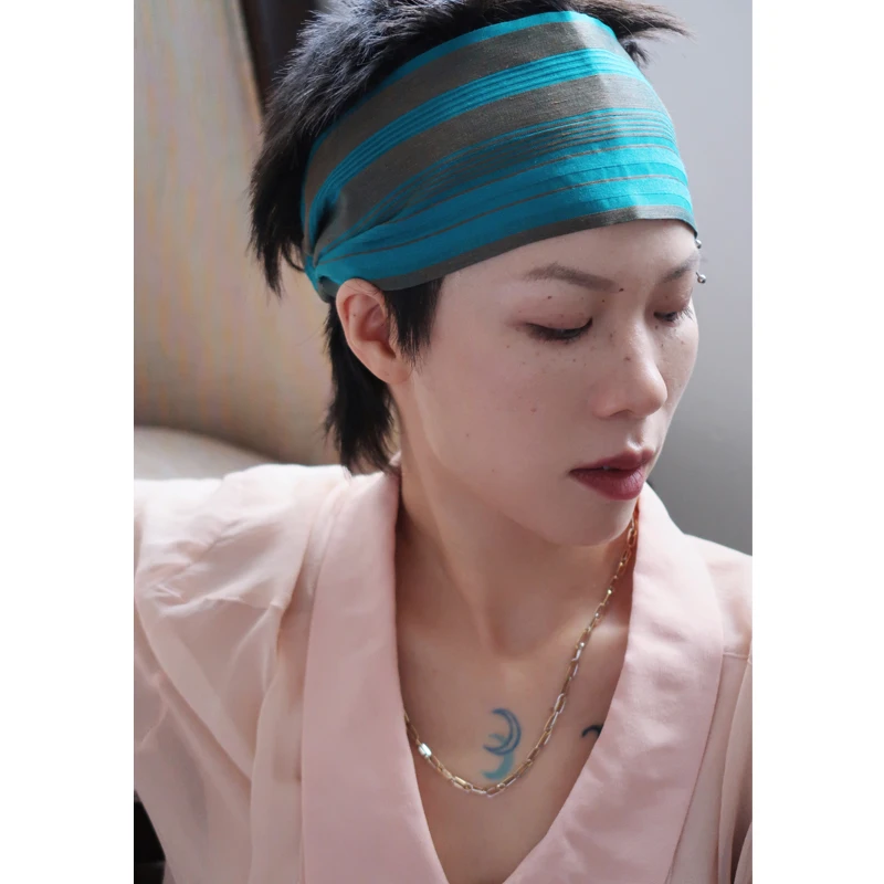 ショートヘアバンドを選ぶときに迷うのは、本当に「色」なのか？