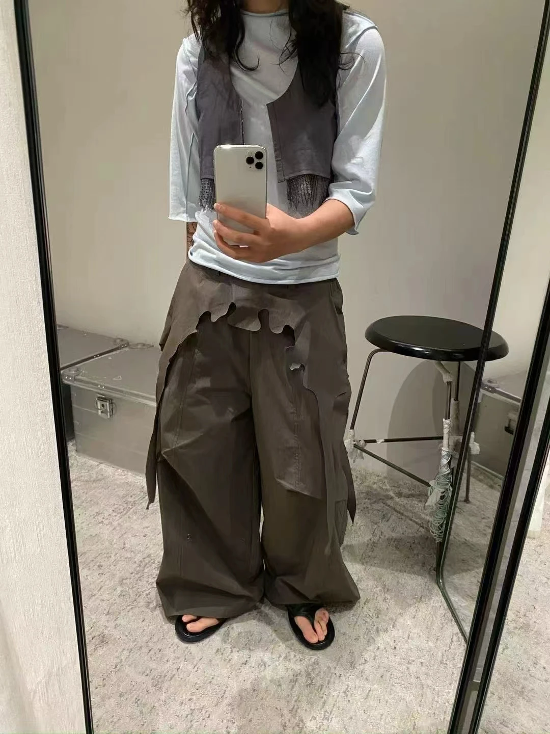 ダウンパンツ レディース おしゃれ どんな感じ？リボン付きカジュアルパンツが通勤からデートまで活躍する理由