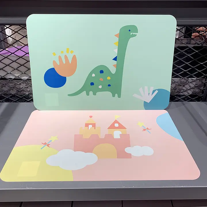 防水・防油・お手入れ簡単！カラフルな恐竜とお姫様の城デザインのテーブルマット