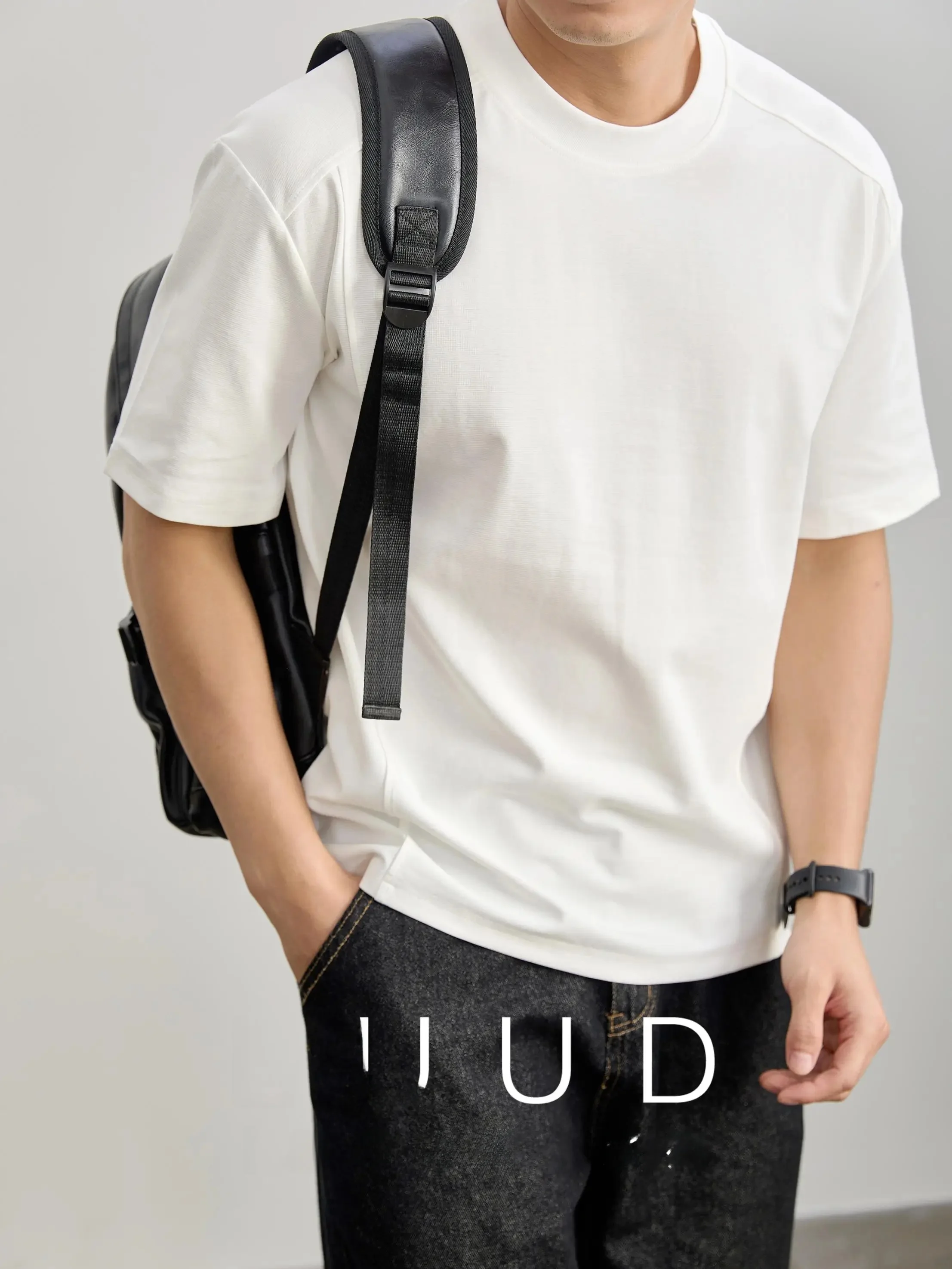 白tシャツ 似合う 男 にぴったりな5選：なぜシンプルな白Tシャツが今、男性のファッションに不可欠なのか？
