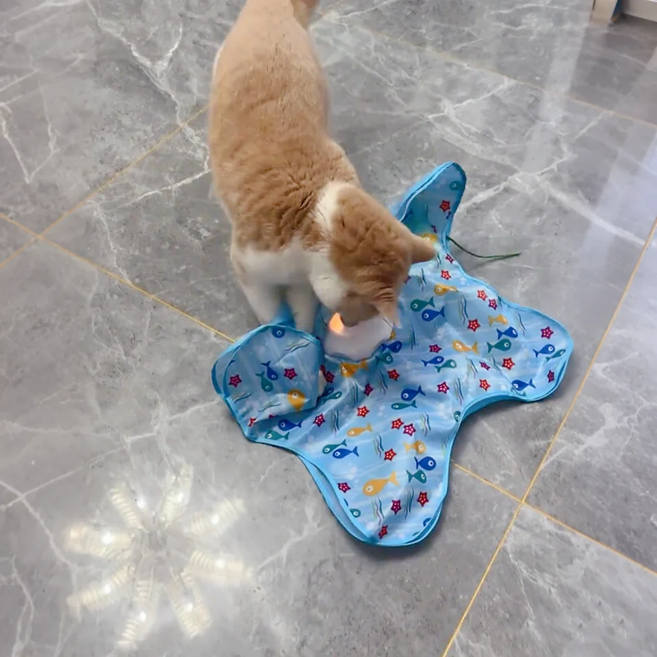 猫のための狩猟マット 電動おもちゃ 自動回転ペットおもちゃ【遊び心満載・隠れ家付き】
