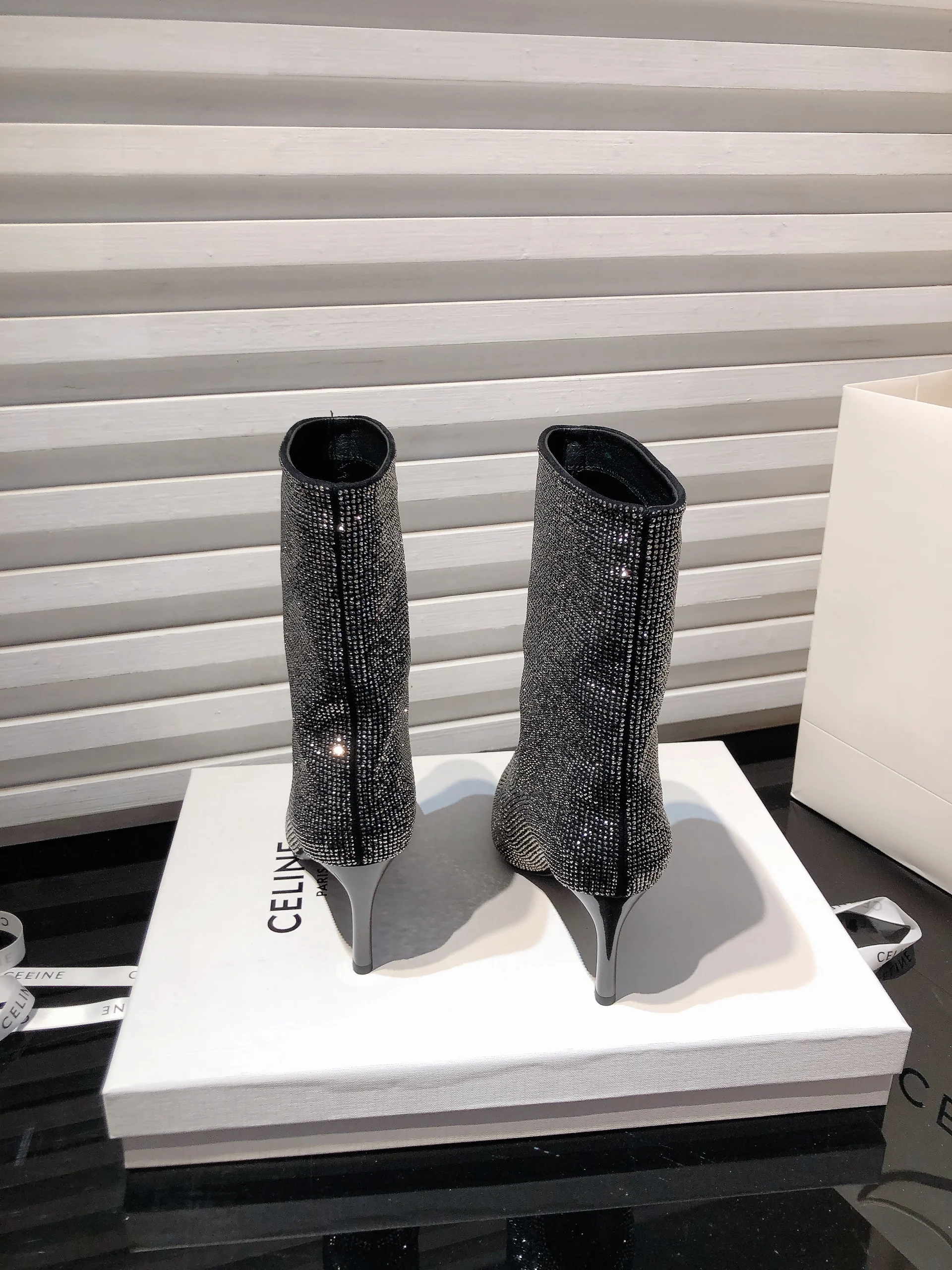 水晶装飾入りブラックエラスタインスリムブーツ：ハイカットデザインと冬のファッションに最適な長靴