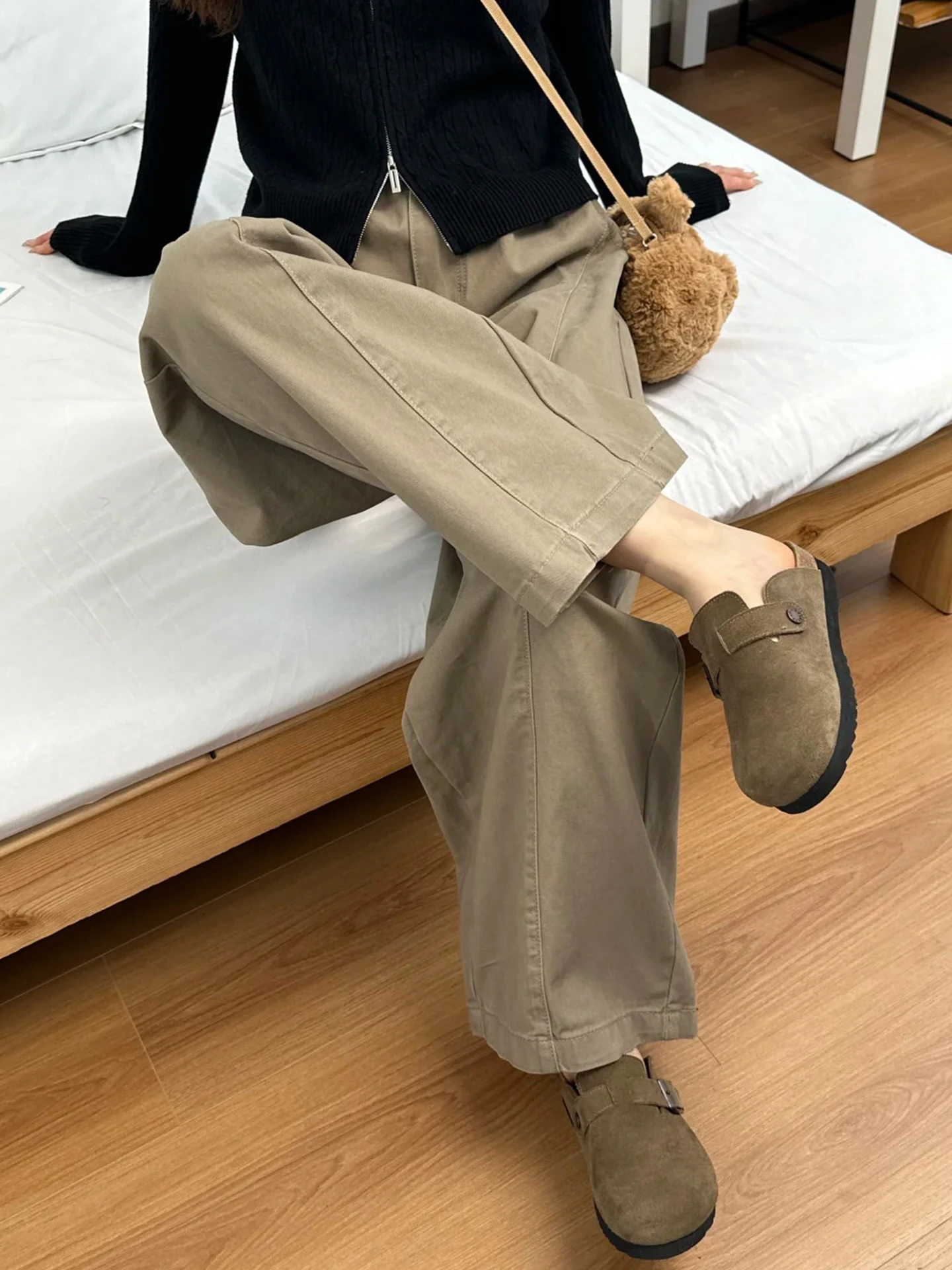 ジージャンに合うズボン レディースは、カーキ色のストレートパンツが今、最も人気なの？
