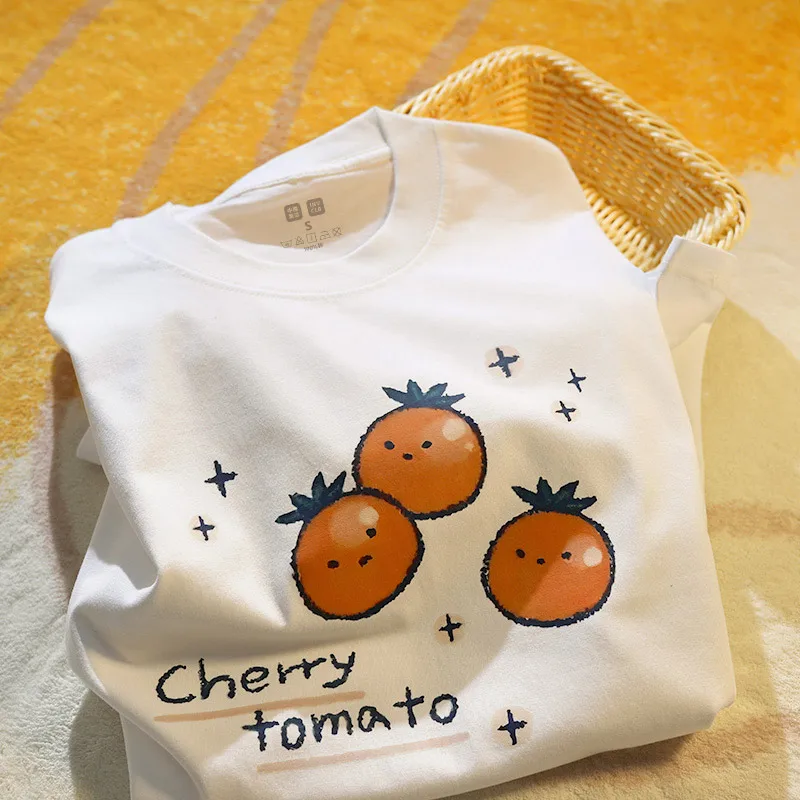 トマトデザインのホワイトTシャツ：カジュアルシーンで実用性とデザイン性を両立