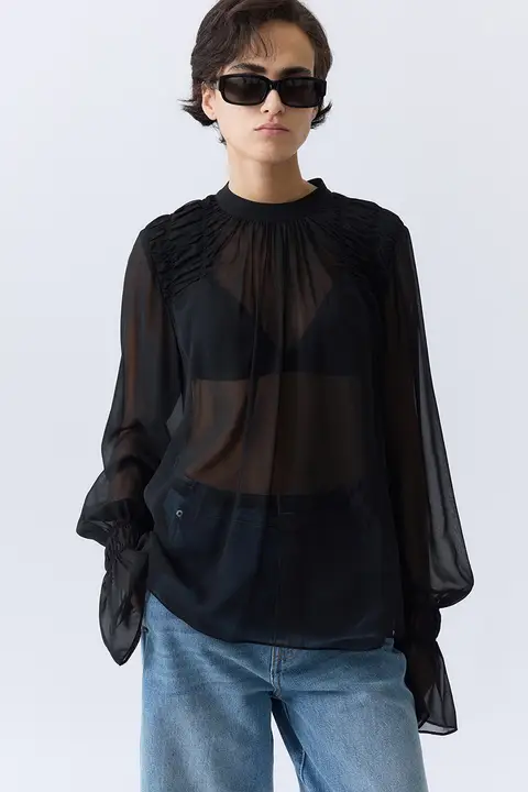 フレンチヴィンテージスタイルの軽やかなシルクブロッサムブラウス【透け感・泡立つプリーツ】
