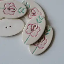 手触りの良いピンクの花デザインボタン【白磁製・英国製】