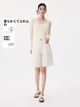 清潔感のあるホワイトデニムのハーフパンツ【レディース・ルーズフィット・ワイドレッグ】