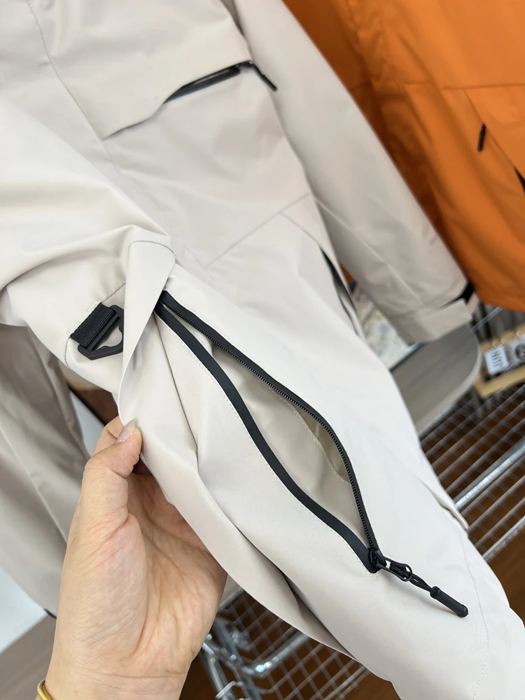 all weather parka とダウンジャケットの違いは？本当に雨の日にも着れるのか？