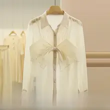 リボン付きキャミソールブラウスとシンプルなプリーツシャツのコーディネート（セットアップ対応）