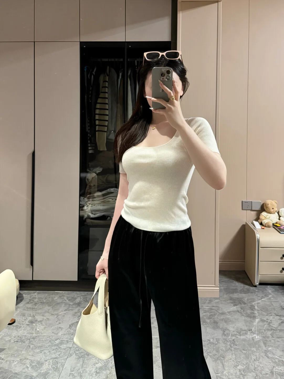 30代の女子会コーデで悩むなら、この優しいピンクのニットトップスが救う！