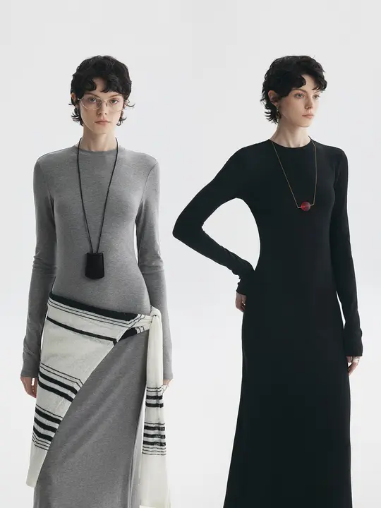 グレーのフィット感あるバックスリットワンピース【シンプル・ロング丈・肌触りの良いTシャツ素材】