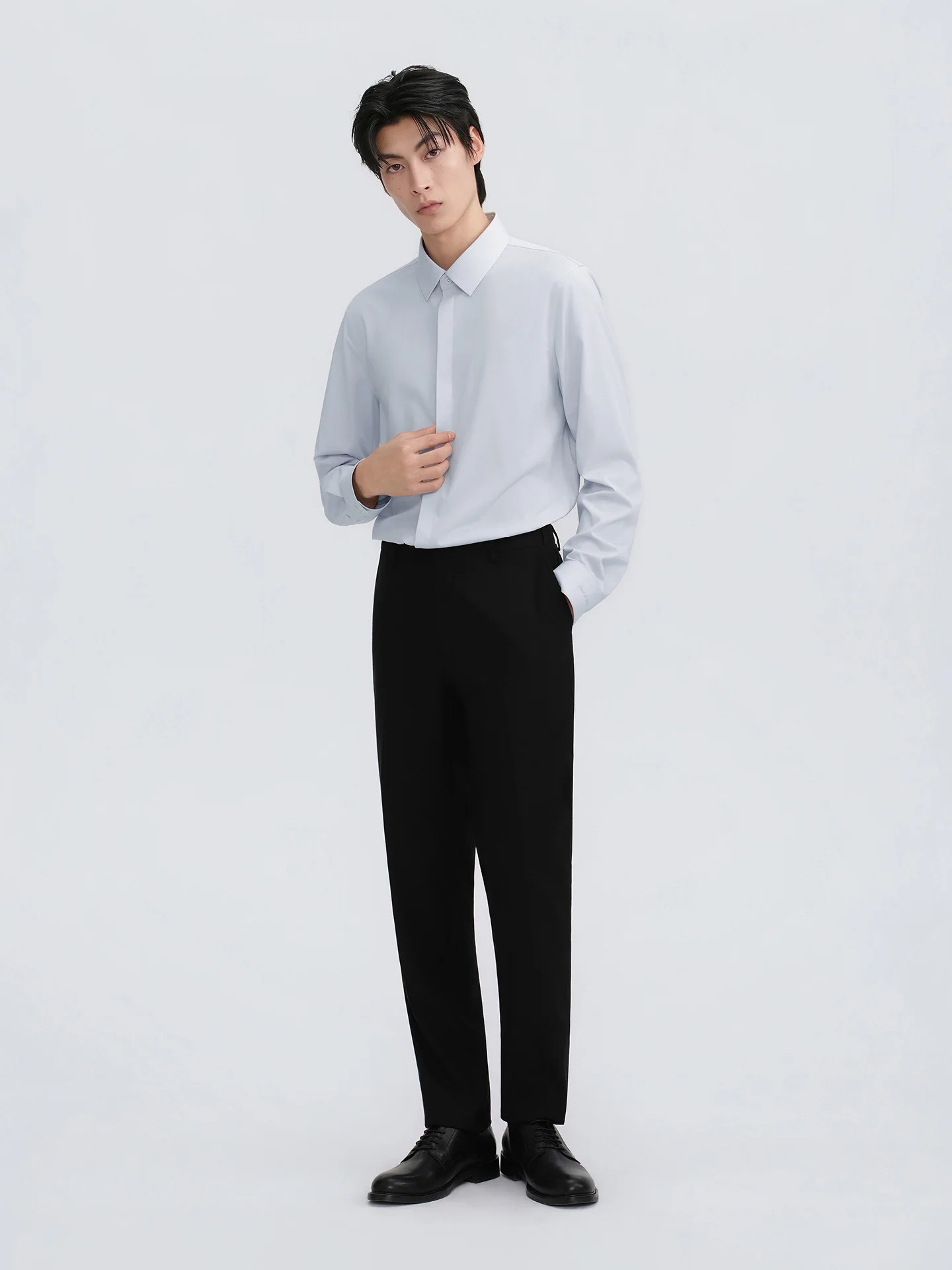 170cm メンズファッションで悩むなら、ビジネスカジュアルに最適なスリムフィットスラックスは？
